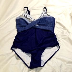 NWOT SLIMMING  RUCHED TUMMY REMOVABLE PADDING ADJUSTABLE STRAP SWIMSUIT